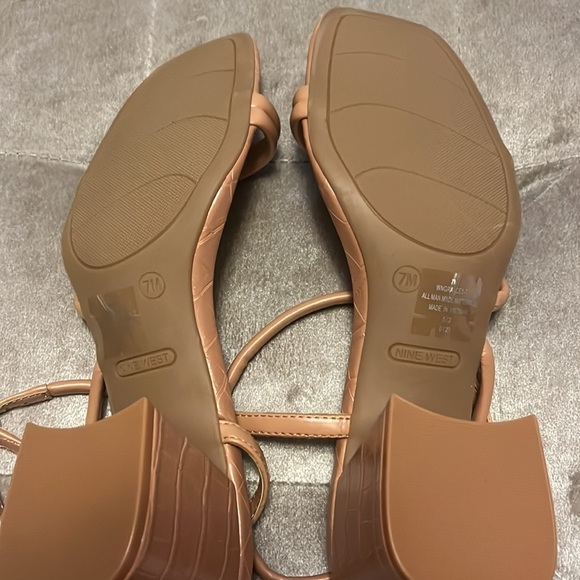 Nine west brand tan embossed, soft strap, shoes, new - Picture 4 of 5